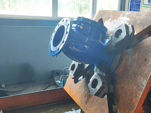 旋启式止回阀打压测试中